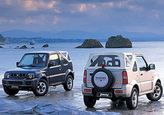 Deux suzuki jimny avec des capotes blanches sur la plage