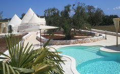 Hier sehen Sie Ferienhaus Trulli Collina della Pace und davor der private Pool für Ihren Urlaub in Apulien zu mieten