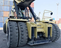 reach stacker Hyster en deposito de contenedores
