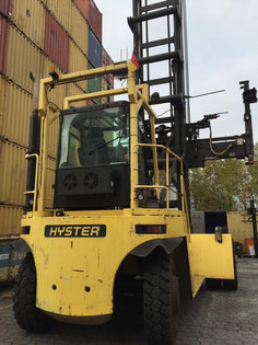 chariot porte-conteneur Hyster dans le port
