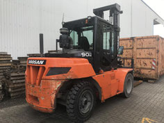 gros chariot elevateur Doosan D90 9to capacite