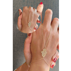 Baciamano   in oro giallo 18 kt  Mano di Fatima