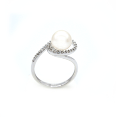 Anello solitario con perla in oro bianco con zirconi 