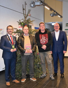 v. l. Bürgermeister Joachim Kunth, 2. Vorsitzender des SV Kelz Jürgen Baum, Vertreter der Alten Herren Sebastian Kranz, Günter Jäger Ortsvorsteher Kelz