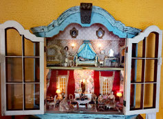 Puppenhaus in der Glasvitrine