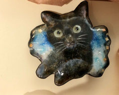 まめまめ舎 黒猫蝶ブローチ ¥6,300 七宝焼 銅板、ガラス粉 35㎜×35㎜
