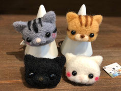 ※黒、グレー売約済 Rook 「猫顔リング・フェルト」¥1,320 30㎜×25㎜ リングサイズはフリー グレートラ、茶トラ、黒、白、柄をご指定ください
