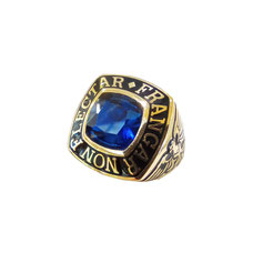 Anello uomo in oro giallo 18 kt zircone blu “frangar non flectar”