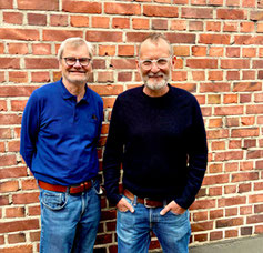 Dieter Dolata und Detlef Hohlmann vor Backsteinwand in Koel-Nippes, beide Meditations- und Kum Nye-Kursleiter