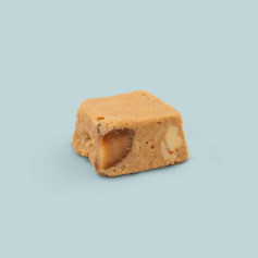 Geröstete Mandeln mit bester und feinster Gianduja, mit Milch Ecuador 42 %. Mit Schokoladenpulfer veredelt zu einem Tartufi.