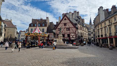 Fachwerkhaus und Zierbrunnen Fontaine du Bareuzai an der Place François Rude.