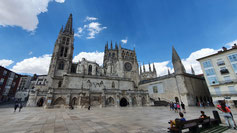 Die Plaza Rey San Fernando vor der Kathedrale in Burgos.