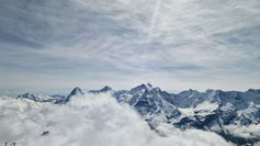 Die Wolken ziehen langsam hoch.