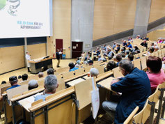 Das Auditorium lauscht interessiert den Vorträgen.