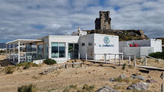 Restaurant El Chiringuito und im Hintergrund Castillo de Santa Catalina.