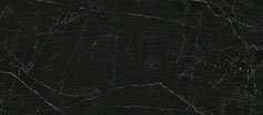 Dekton Somnia, évoquant la profondeur des nuits étoilées. Ses veines grisâtres et cuivrées contrastent avec un fond noir intense, créant une atmosphère à la fois mystérieuse et élégante.