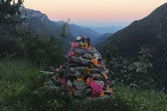 Blumengeschmückter Steinaltar im Abendlicht