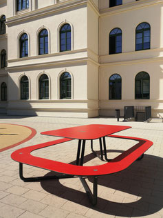 Tisch mit umlaufender Sitzbank aus HPL in rot für bis zu 12 Personen