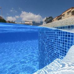Pool mit Schwimmbadfolie Cyrus Blue Sicht ins Wasser © Aquakonzept Schwimmbadtechnik