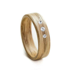 Verlobungsring aus Roteiche mit 3 Swarovski Kristallen