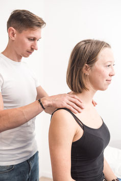 Osteopath Sören Gnoss untersucht die Wirbelsäule einer Patientin – präzise Diagnose und individuelle Behandlung. Mit gezielten osteopathischen Techniken löst er Blockaden und fördert die ganzheitliche Gesundheit der Patienten.