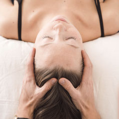 Osteopath Sören Gnoss bei der Cranio-Sakral-Behandlung einer Patientin – sanfte, ganzheitliche Therapie zur Lösung von Spannungen und Förderung der Selbstheilungskräfte. Vertrauen Sie auf fundierte Expertise für Ihre Gesundheit und Wohlbefinden