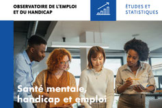 3 femmes et 1 homme penchés sur un document d'études et de statistiques sur la santé mentale, handicap et emploi
