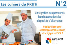 Une femme et un homme en tenue de cuisine coiffés d'une toque préparent un plat