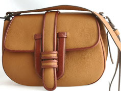 sac à main, besace en cuir fabriqué par artisan maroquinier dans un atelier artisanal