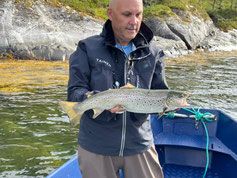 Lachse angeln in Norwegen, mittlerer Fluss, mit Blinker