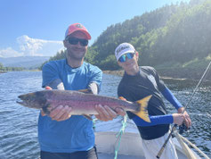 Lachse angeln in Norwegen, mittlerer Fluss, mit Fliege