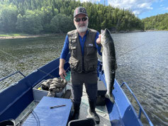 Lachse angeln in Norwegen, mittlerer Fluss, Meerforelle mit Blinker