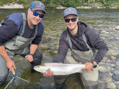 Lachse angeln in Norwegen, mittlerer Fluss, Meerforelle mit Blinker