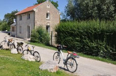 En vélo le long de la somme ici à la maison éclusiére d'Ailly-sur-Somme : office de tourisme Nièvre et Somme