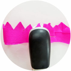 Bild: Knallbonbons selber machen - mit dieser Schritt-für-Schritt Anleitung schöne DIY Knallbonbons basteln, die nicht nur für Silvester eine schöne Deko Idee sind; gefunden auf www.partystories.de