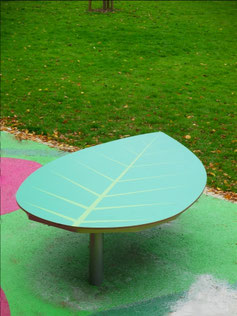 "Momo HPL play leaf" - Play and seating platform in leaf shape made of HPL and steel - individual decor, desired color and desired size possible.