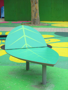 "Toto HPL play leaf" - Play and seating platform in leaf shape made of HPL and steel - individual decor, desired color and desired size possible.