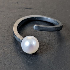 Ring im minimalistischen Design, Silberring mit Perle, Süßwasserperle, schmuckdesign von Maren Düsel Jewellery aus Düsseldorf