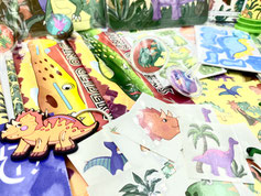 Adventskalender Dino Dinosaurier zum DIY befüllen (Schlüsselanhänger Dino, Tattoo Dino, Puzzle Dino, Seifenblasen Dino, Kreisel Dino)