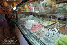 Eine Auswahl an Eisspeisen in einer Eisdiele am Gardasee