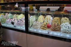 Eine Auswahl an Eisspeisen in einer Eisdiele am Gardasee