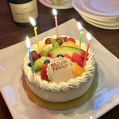 記念日のパーティー写真。誕生日ケーキの写真。