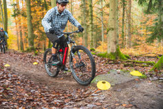 Fortgeschrittener Kurs Uphill Überrollen von Stufen