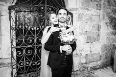 Photographe mariage Tarn-et-Garonne – moment de complicité entre les mariés devant une porte en pierre