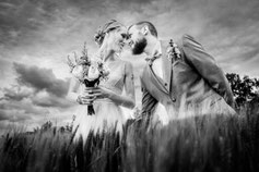 Reportage mariage Occitanie – photo de couple romantique en extérieur avec un style noir et blanc artistique