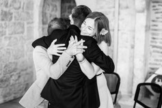 Photographe mariage Montauban – étreinte entre proches pleine d’émotion lors d’un mariage