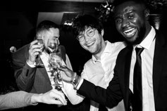 Reportage mariage Occitanie – moment convivial entre invités levant leur verre pendant une soirée de mariage