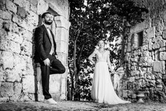 Photographe mariage Tarn-et-Garonne – photo de couple devant un mur en pierre avec une ambiance noir et blanc
