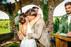 Reportage mariage Occitanie – échange de baiser entre les mariés pendant une cérémonie en plein air