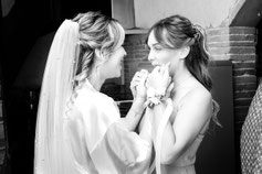 Photographe mariage dans le Tarn-et-Garonne– moment d’émotion entre la mariée et une proche lors des préparatifs